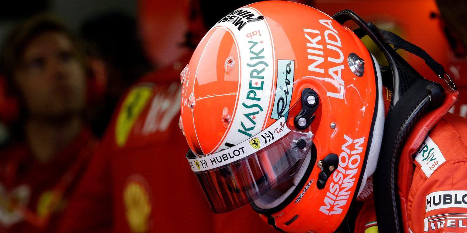 Ferrariföraren Sebastian Vettel hedrar minnet av Niki Lauda på sin hjälm.
