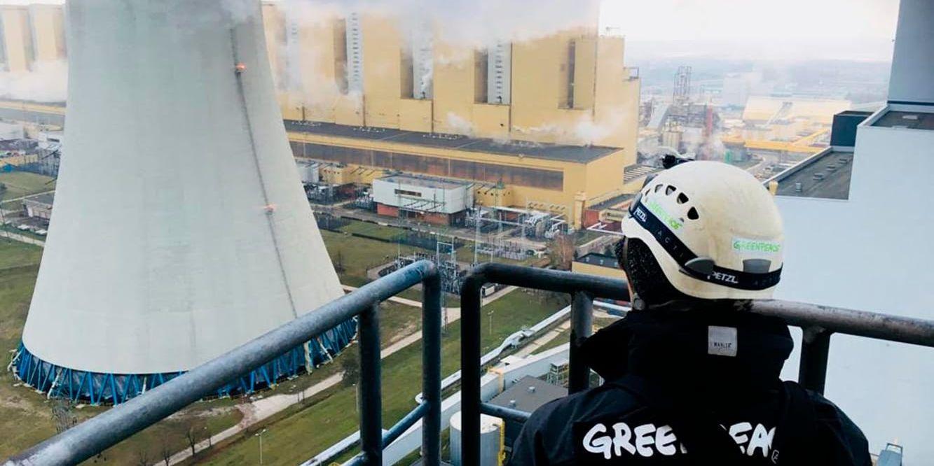 Nio aktivister från miljöorganisationen Greenpeace har tagit sig upp på en 180 meter hög skorsten på ett kolkraftverk i den polska staden Belchatow i protest mot landets kolförbrukning.