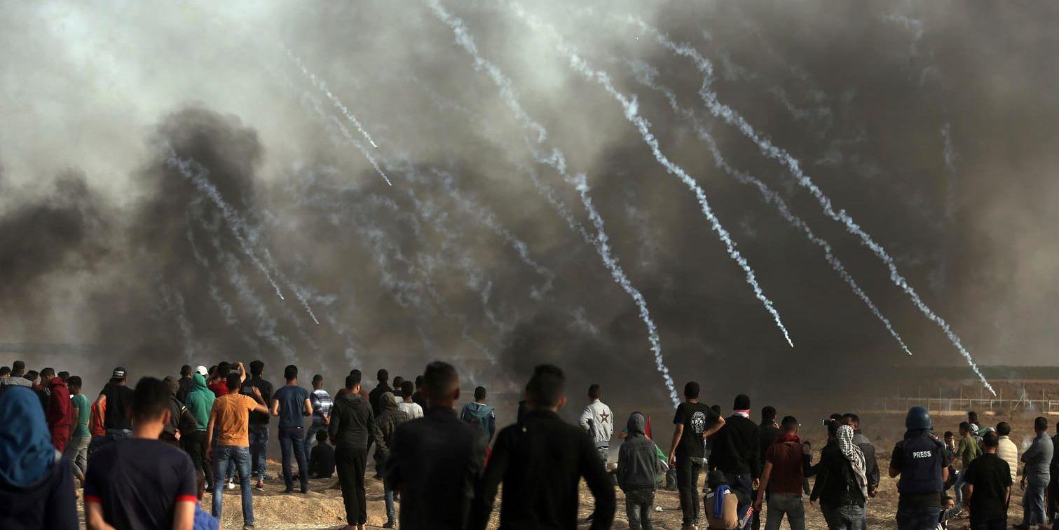 Israeliska styrkor skjuter tårgas mot palestinska demonstranter vid gränsen mellan Gaza och Israel. Bilden är från den 13 april.