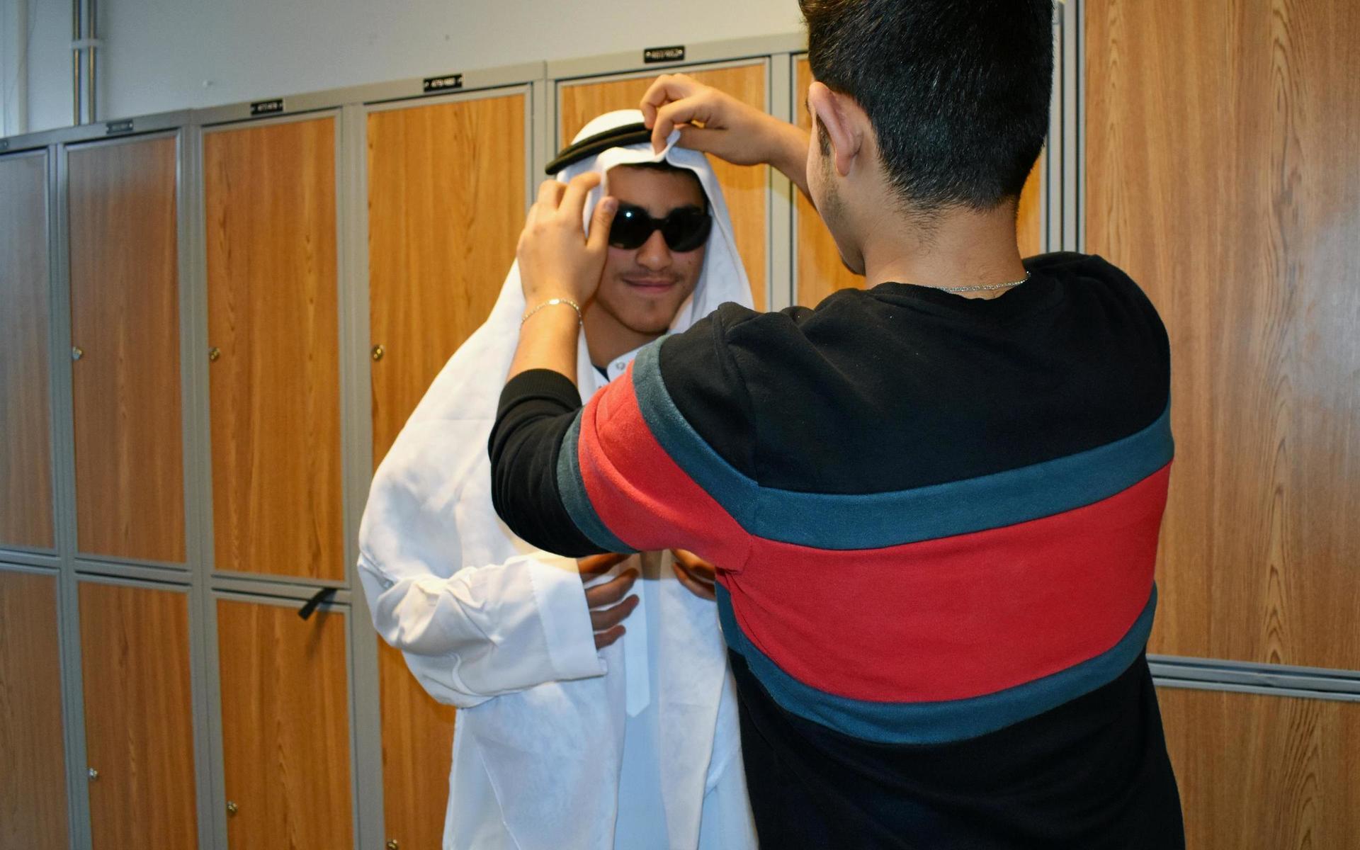 Elias Lamzour fick hjälp av sina kompisar att klä sig i en saudiarabisk dräkt.