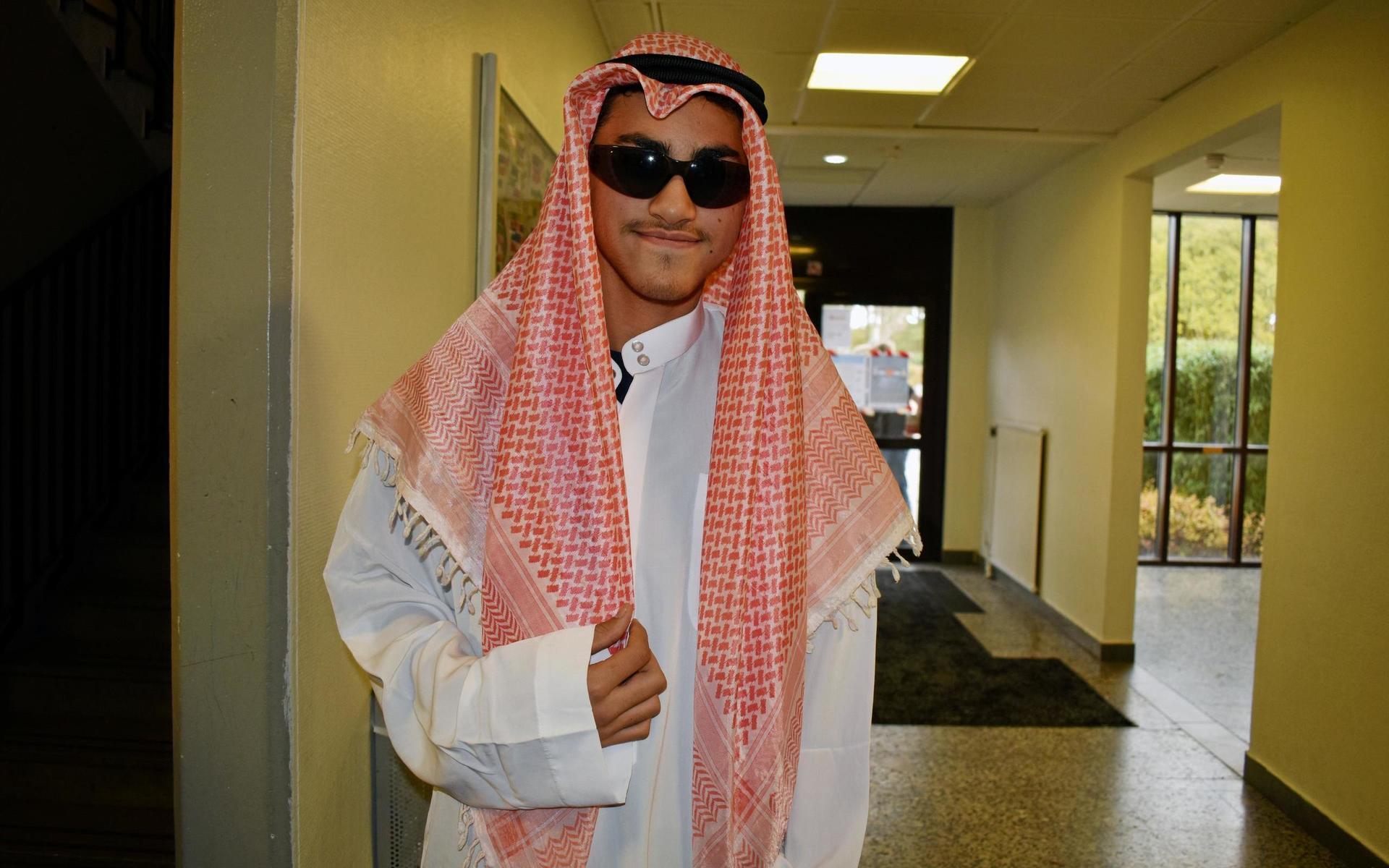 Elias Lamzour i en saudiarabisk dräkt. 