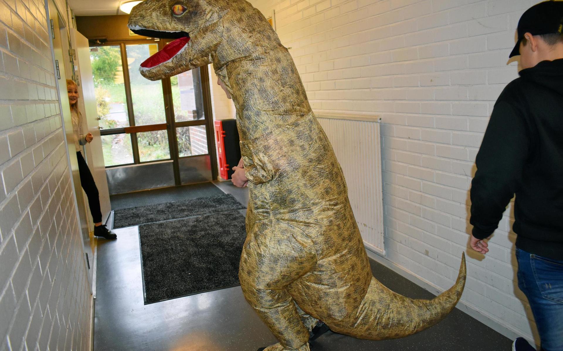 Johnjohn Coseus sprang runt som en dinosaurie i skolans korridorer.