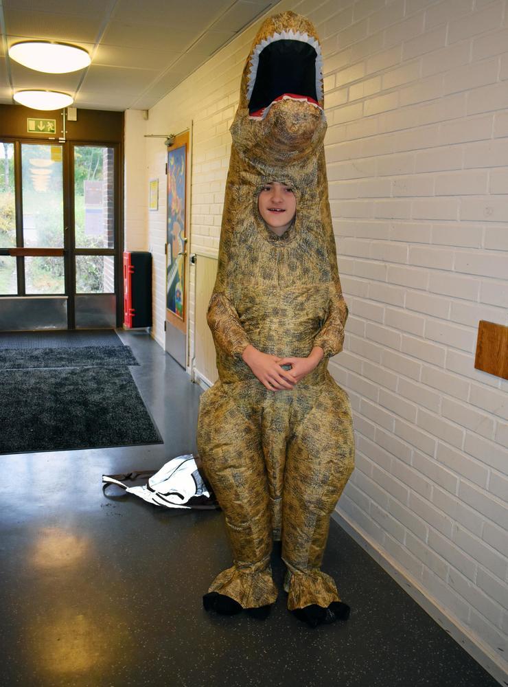 Johnjohn Coseus sprang runt som en dinosaurie i skolans korridorer.