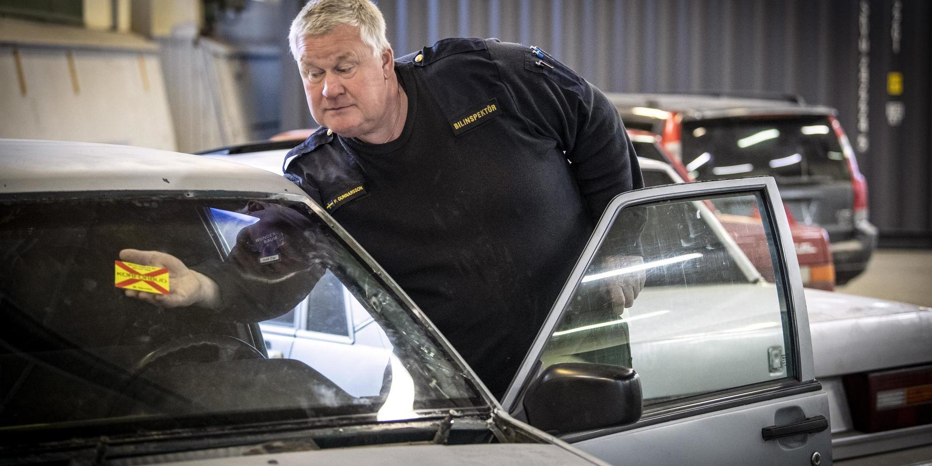 Patrik Gunnarsson, bilinspektör, sätter körförbud på en av de beslagtagna epa-traktorerna hos polisen i Kristianstad.