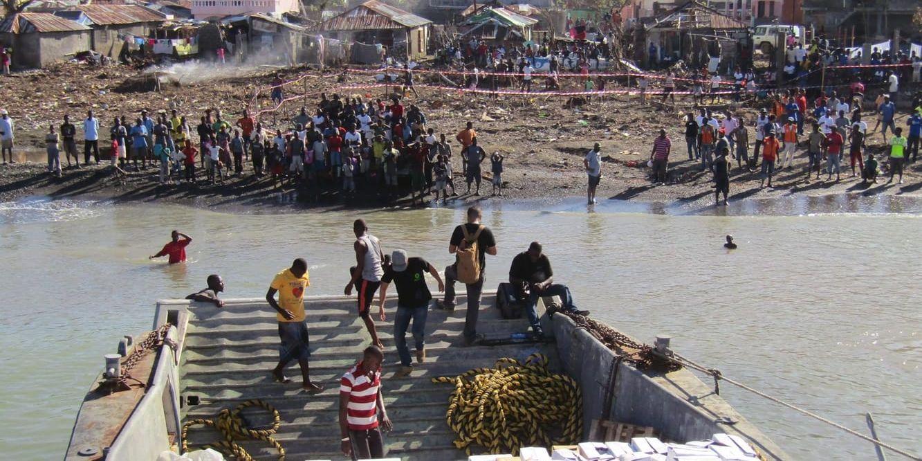 En båt med förnödenheter anländer till Haiti 2016. Arkivbild.