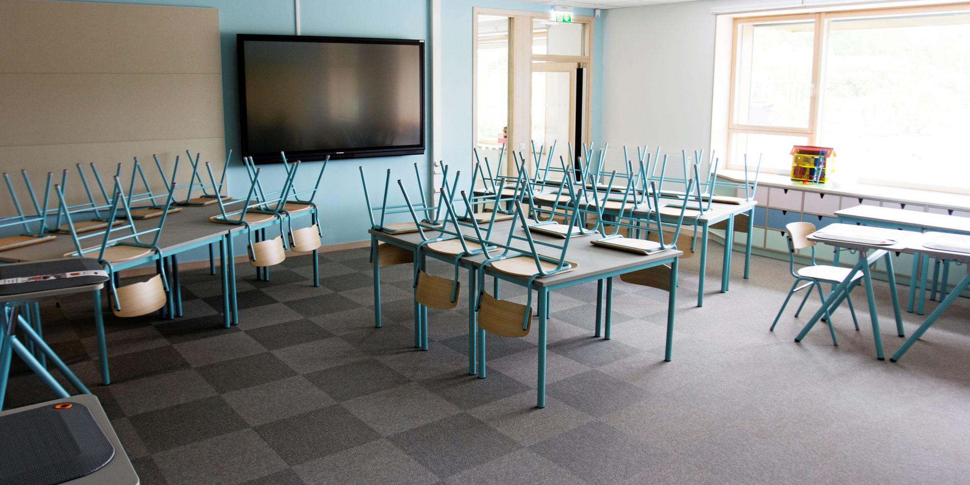 De felaktigt inköpta möblerna till nya Glänningeskolan i Laholm blev en mardröm för kommunen.