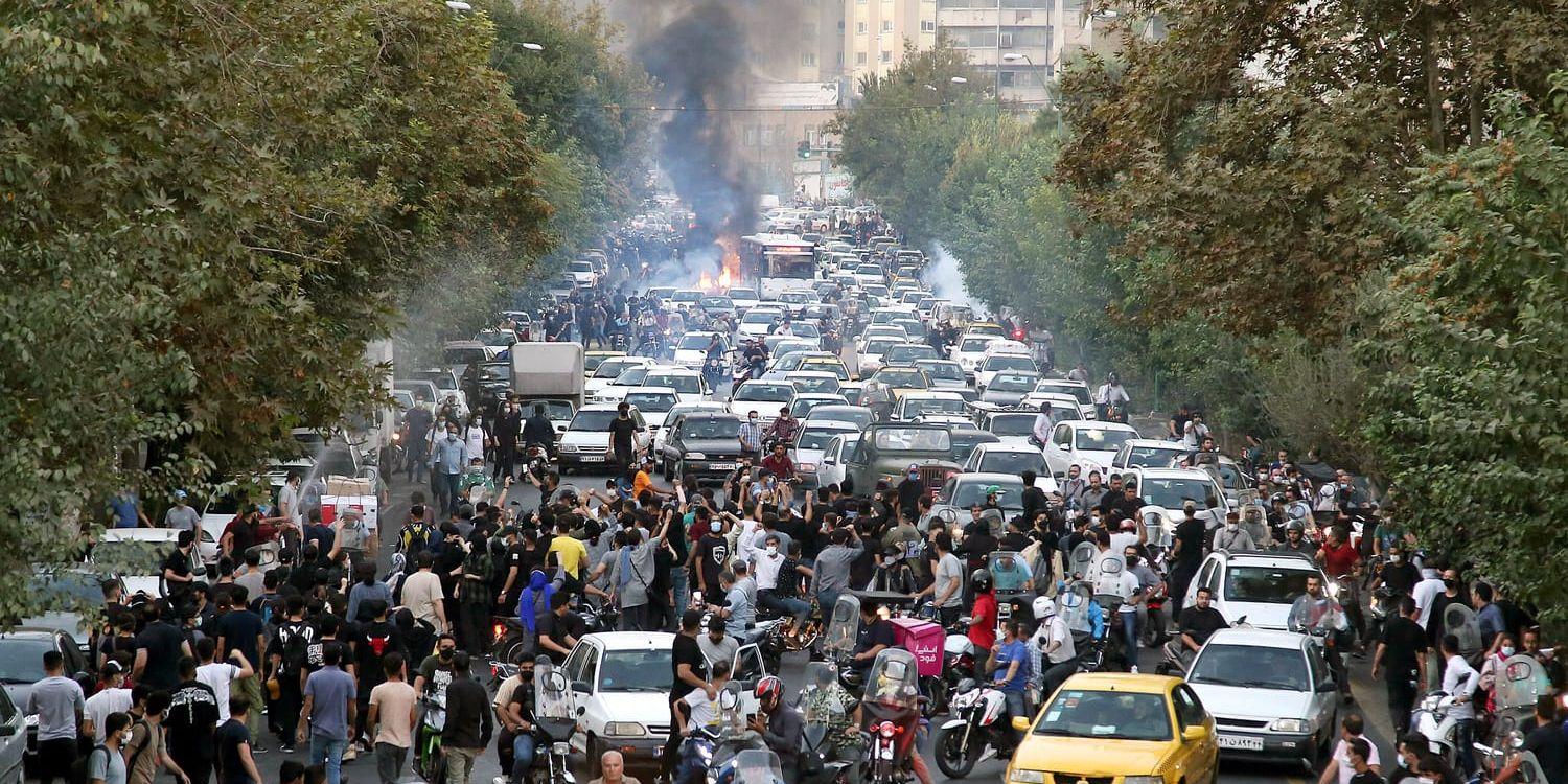 Demonstranter i centrala Teheran på onsdagen. Den här bilden togs av en privatperson och har sedan lämnats vidare till nyhetsbyrån AP.