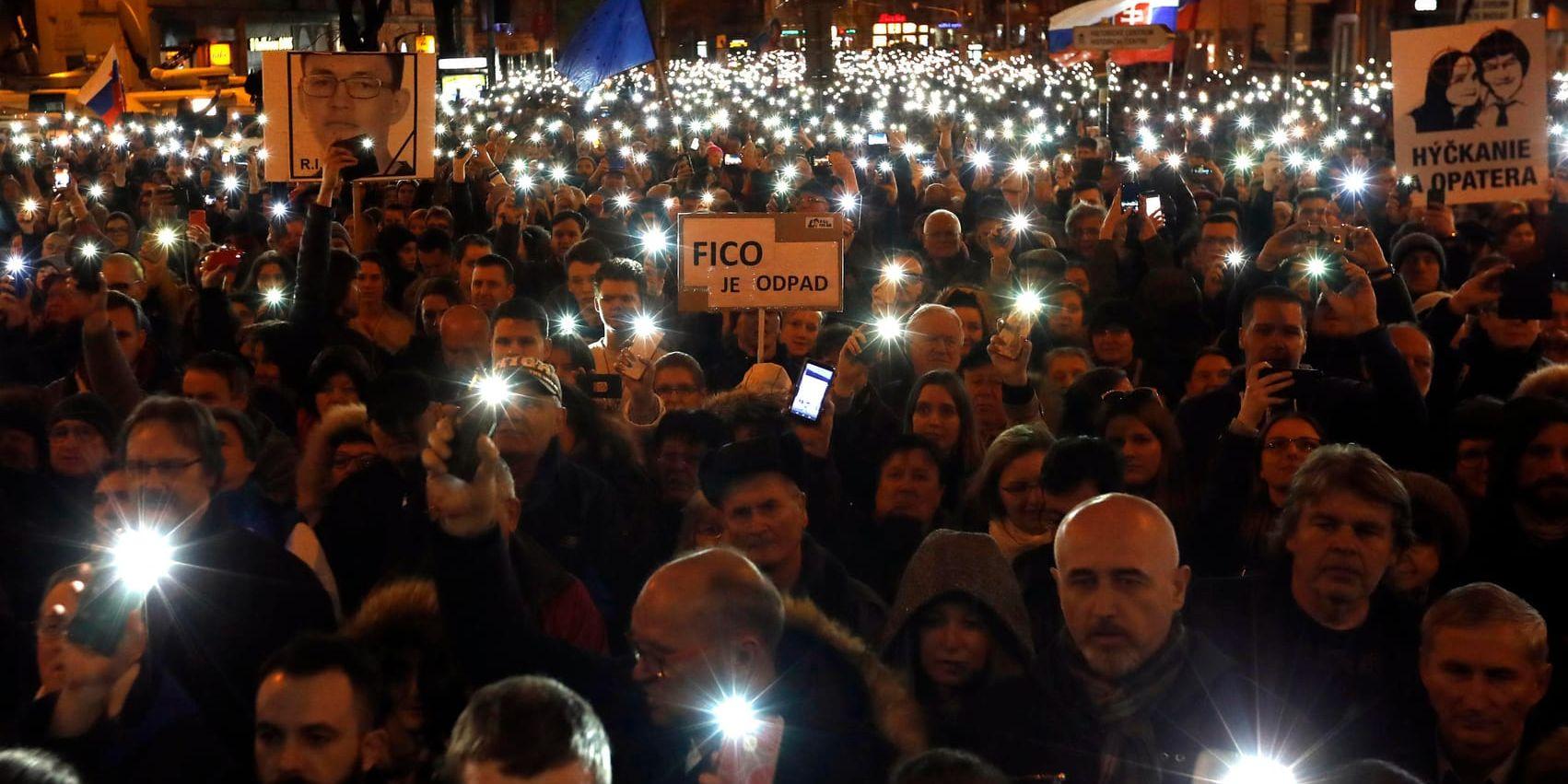 Människor demonstrerar på årsdagen för morden på den grävande slovakiske journalisten Jan Kuciak och hans fästmö Martina Kusnirova, som sköts ihjäl i sitt hem utanför Bratislava i februari 2018. Arkivbild.