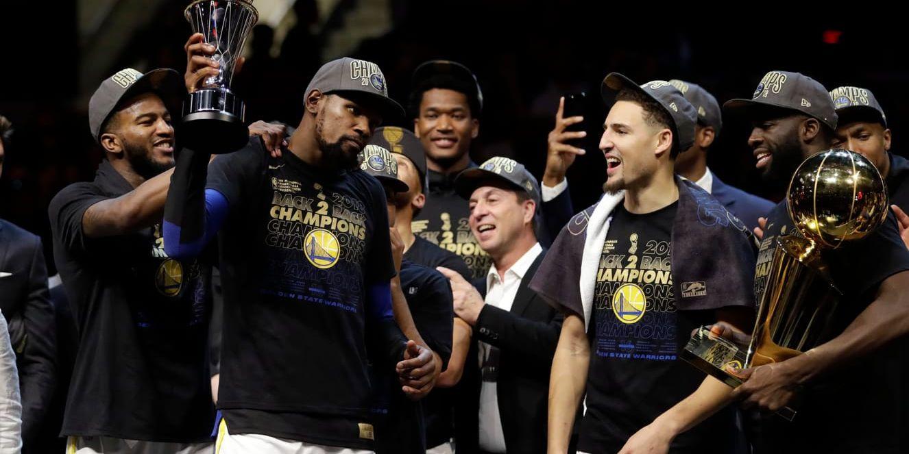 Kevin Durant, näst längst till vänster, och andra Golden State-spelare firar segern.