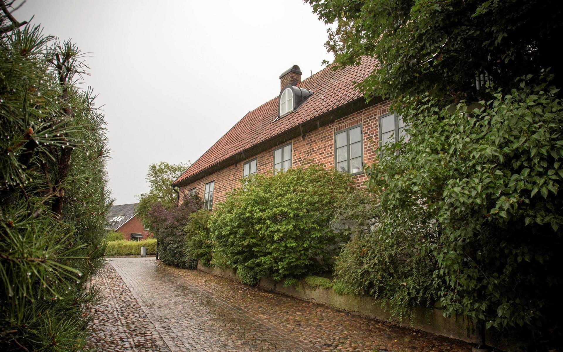 Ägarna av det gamla skolhuset i Gamleby får föreningen Gamla Laholms byggnadspris för 2020.