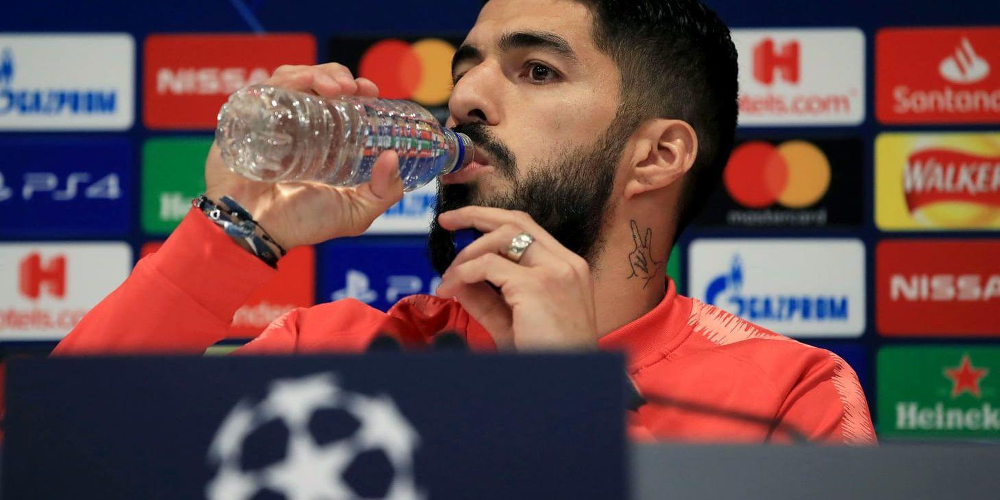 Luis Suárez under en presskonferens på Anfield.