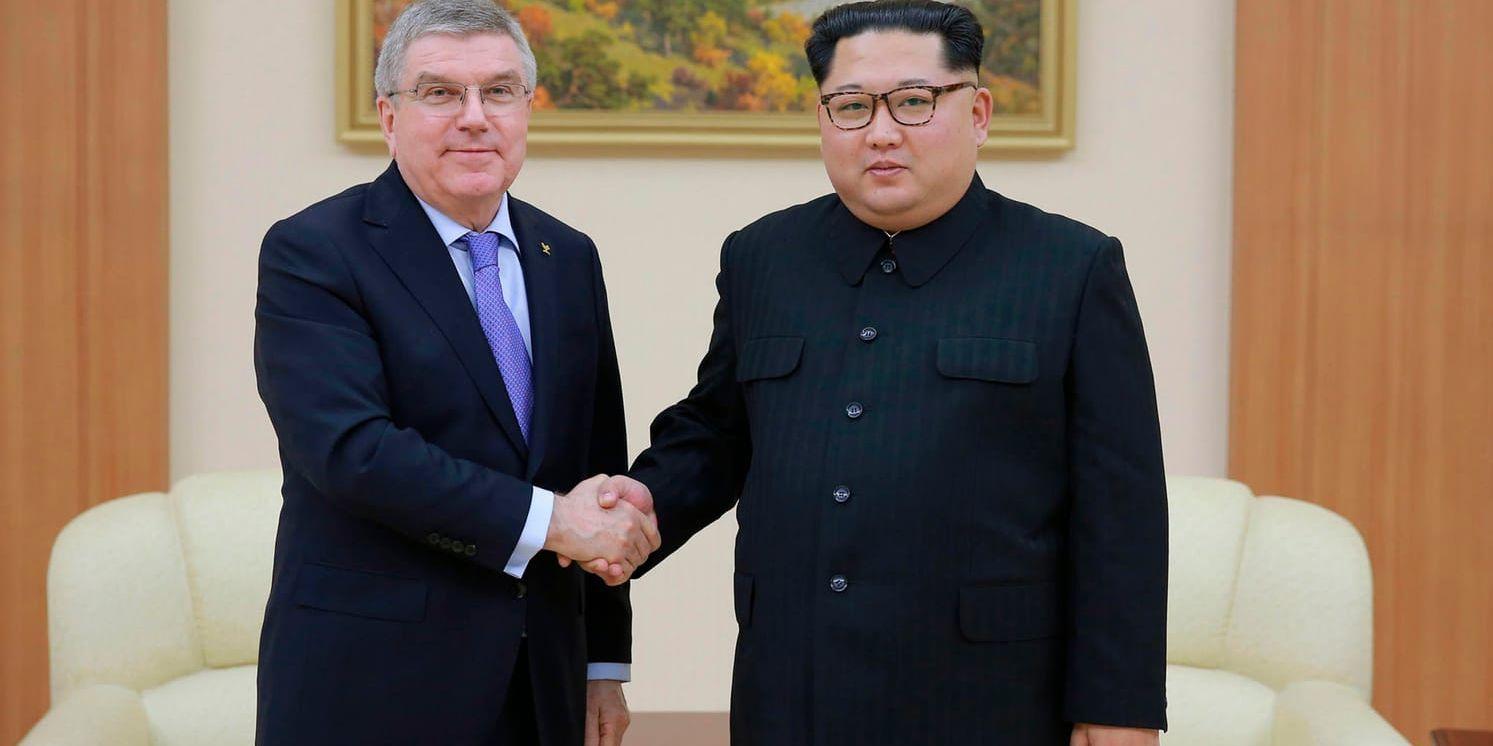 En bild från den statliga nordkoreanska nyhetsbyrån KCNA visar hur president Kim Jong-Un skakar hand med IOK-ledaren Thomas Bach.