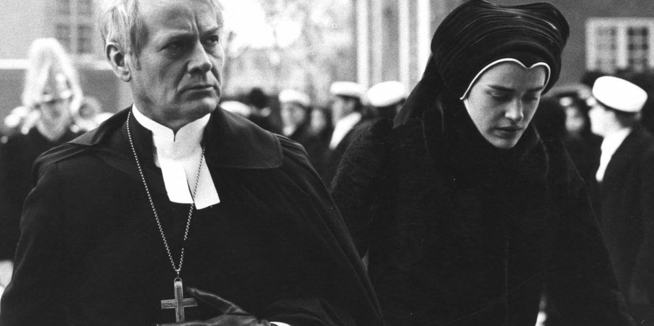 Biskop Vergérus (Jan Malmsjö) och Emelie Ekdahl (Ewa Fröling) under inspelningen av Ingmar Bergmans film. Arkivbild.