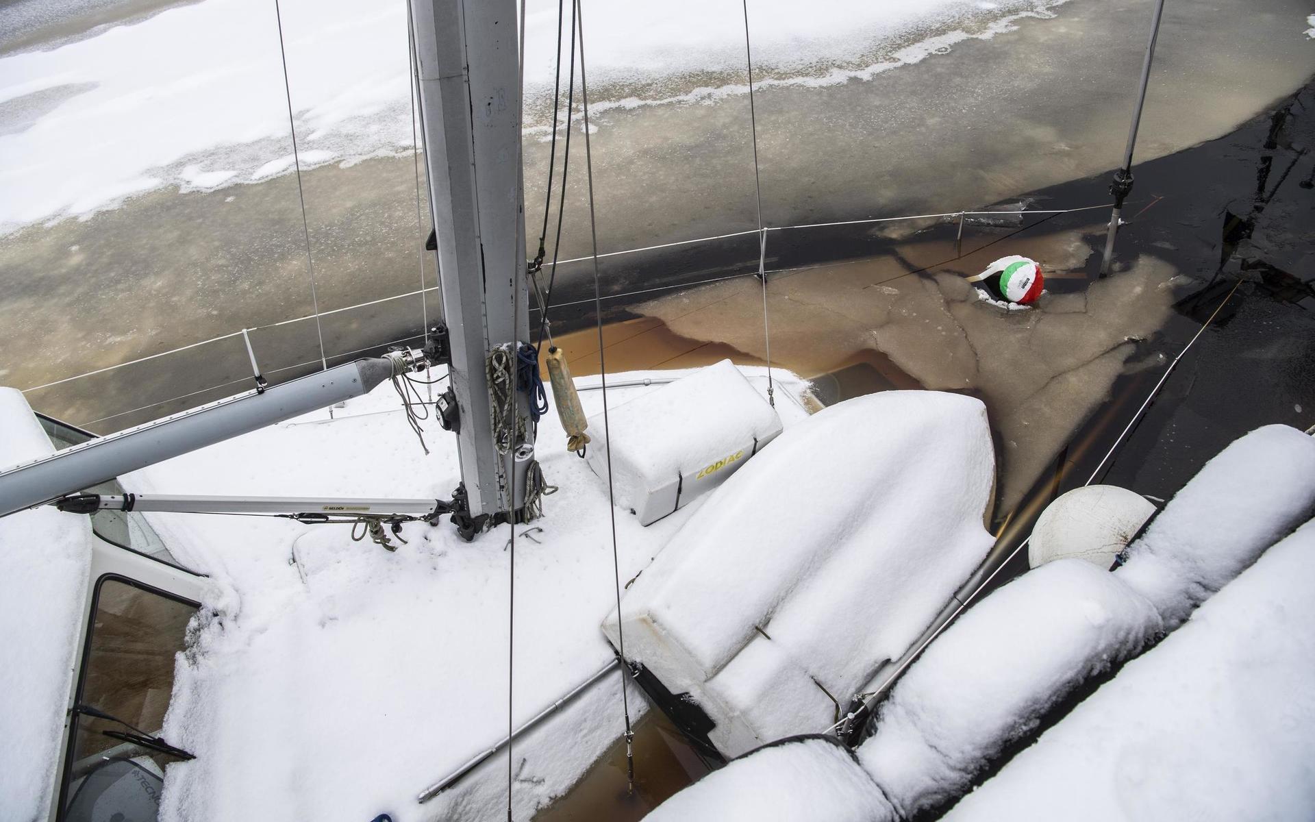 Båt i Nissan läcker in vatten – räddningsarbete pågår
En segelbåt i Nissan tar in vatten. Räddningstjänsten är på plats och länspumpar båten.