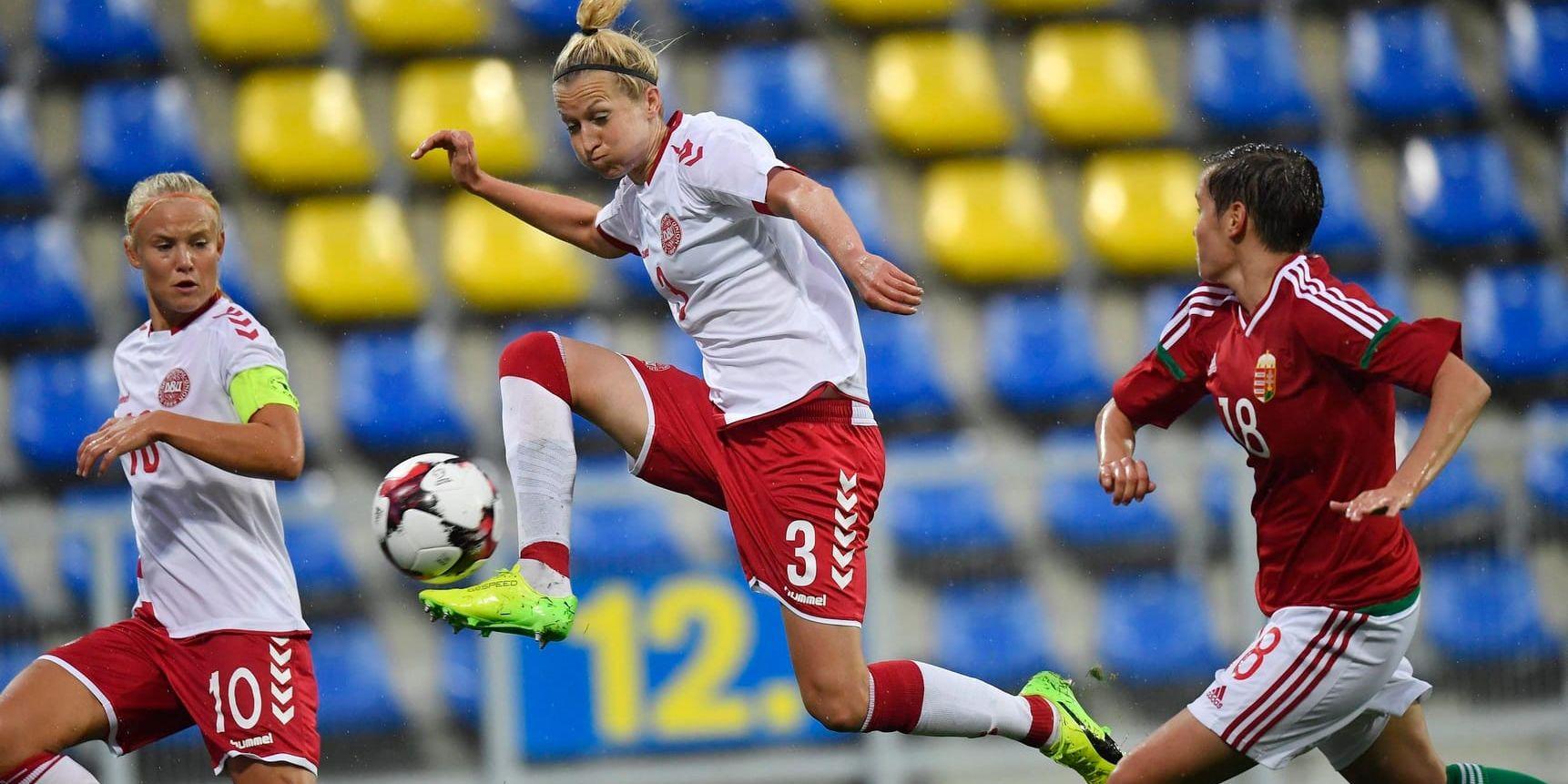 Pernille Harder och Janni Arnth i Danmarks VM-kvalmatch mot Ungern i september, som spelades med ett tillfälligt kollektivavtal för det danska landslaget. Nu återstår att se om Danmark kommer till fredagens VM-kval mot Sverige i Göteborg.
