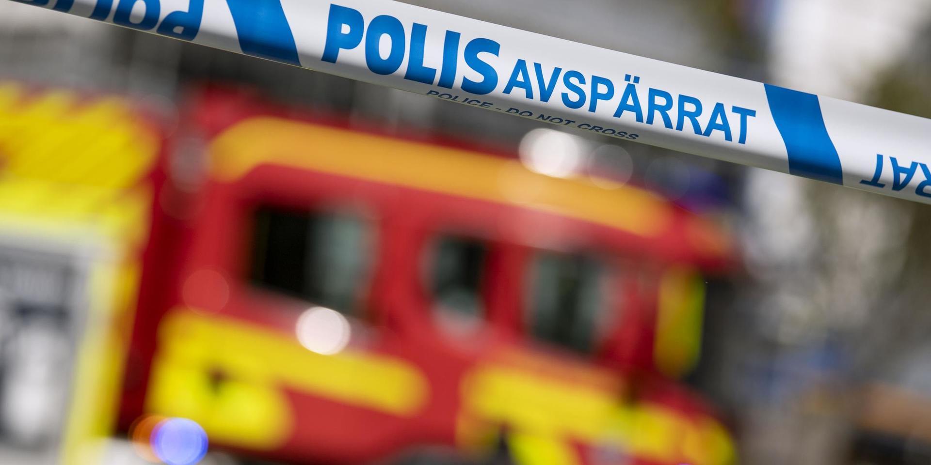 Polis biträder räddningstjänsten med bland annat avspärrningar i samband med en brand i sydvästra Stockholm. Arkivbild.