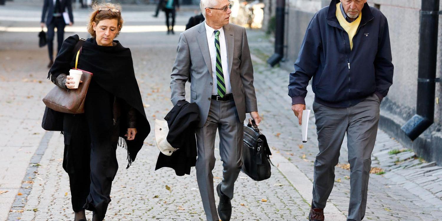 Telias förre vd Lars Nyberg (till höger) tillsammans med sina advokater under den stora korruptionsrättegången i Stockholms tingsrätt i höstas. Arkivbild.