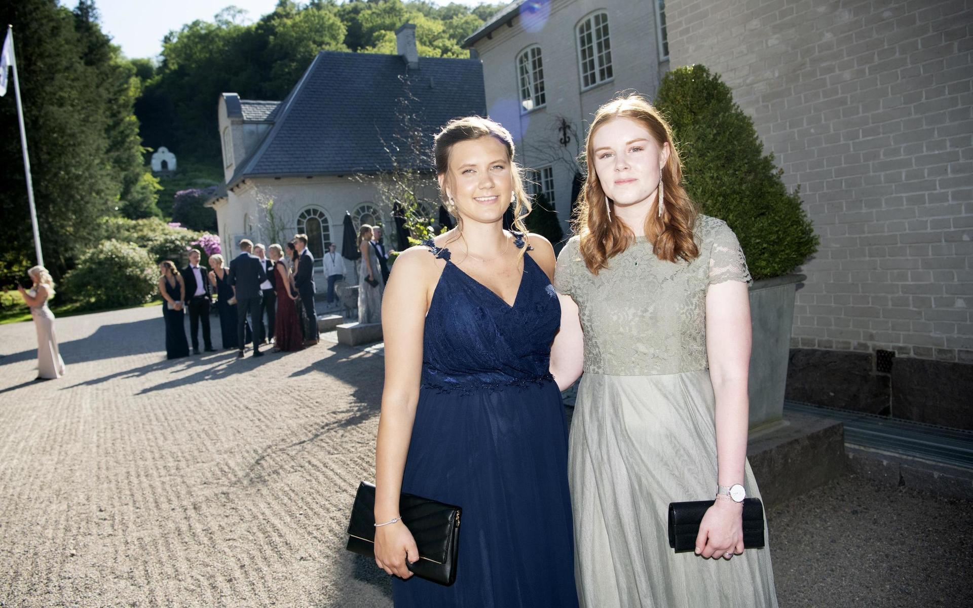 Thea Ingvarsson och Annie Ottosson har tillsammans organiserat kvällens bal. 