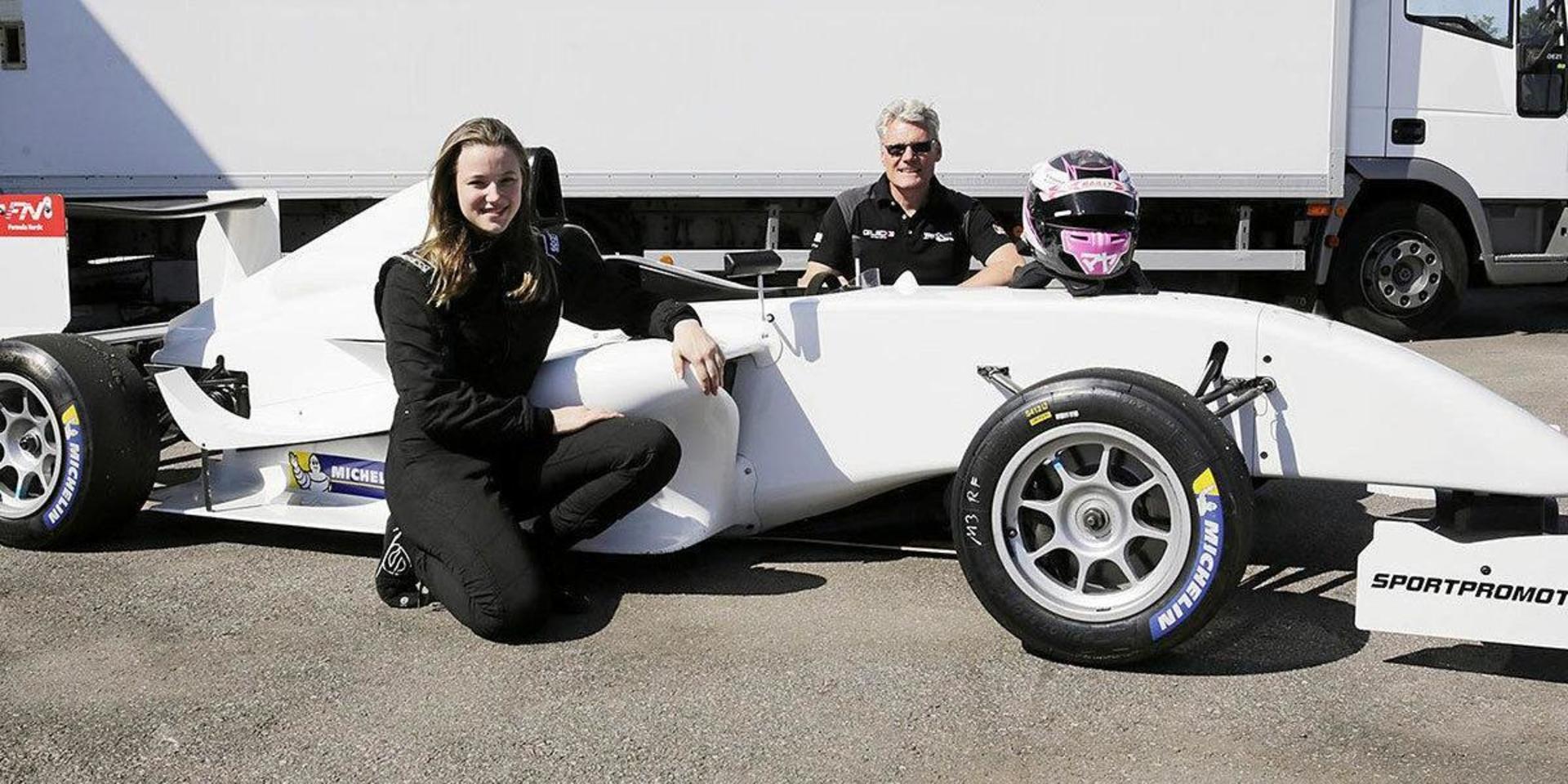 Westcoast Racings förare Maja Hallén Fellenius tillsammans med teamchefen Dick Jönsson Wigroth.