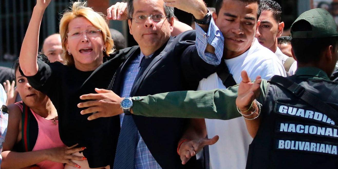 Venezuelas högsta åklagare Luisa Ortega Díaz – nu sparkad – och hennes medarbetare hindras från att gå in på sitt kontor i Caracas.