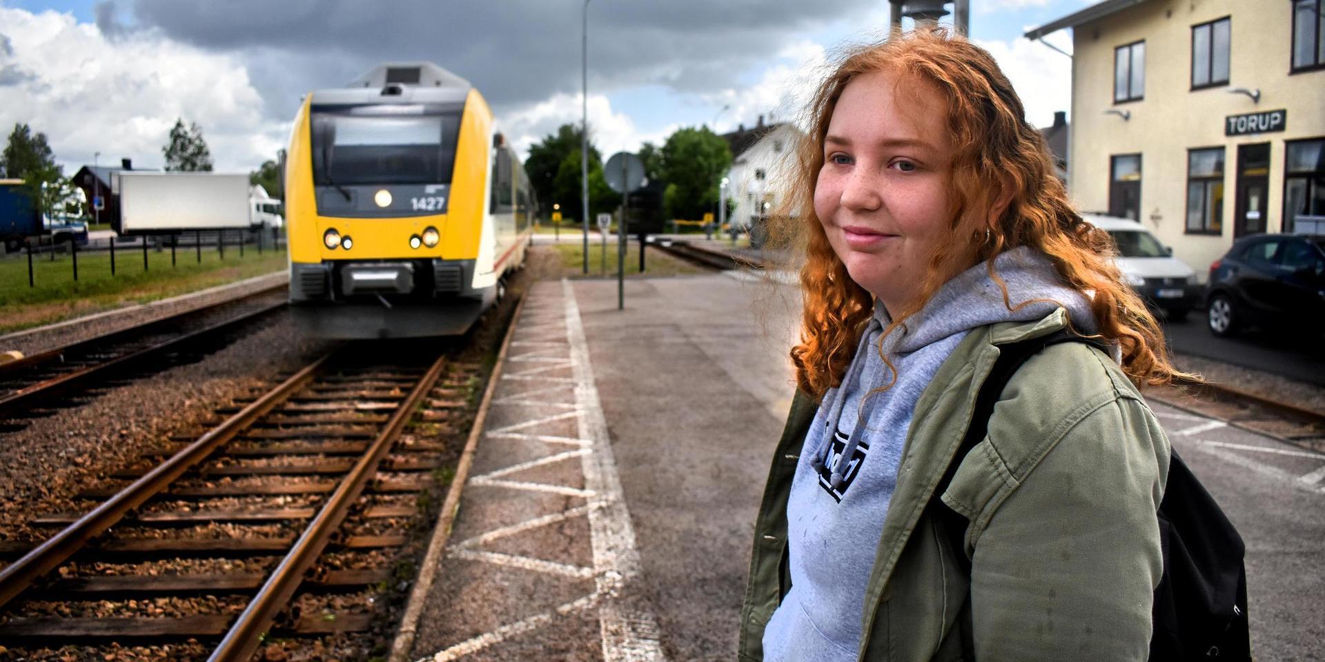16 åriga Hannah Wikén pendlar flera gånger i veckan mellan pappa och mamma i Torop och Halmstad. Ett alternativ för ”Krösa” är inget för henne.