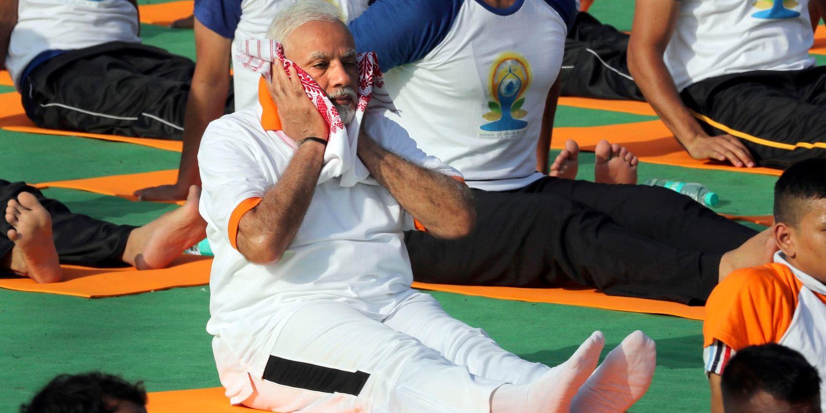 Indiens premiärminister Narendra Modi yogar tillsammans med 50 000 andra under den fjärde internationella yoga dagen.