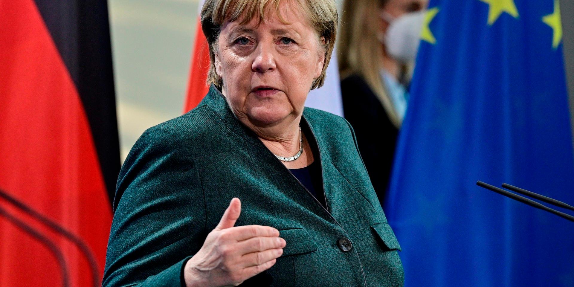 Tysklands avgående förbundskansler Angela Merkel varnar för att fler åtgärder behövs mot covid-19-spridningen.