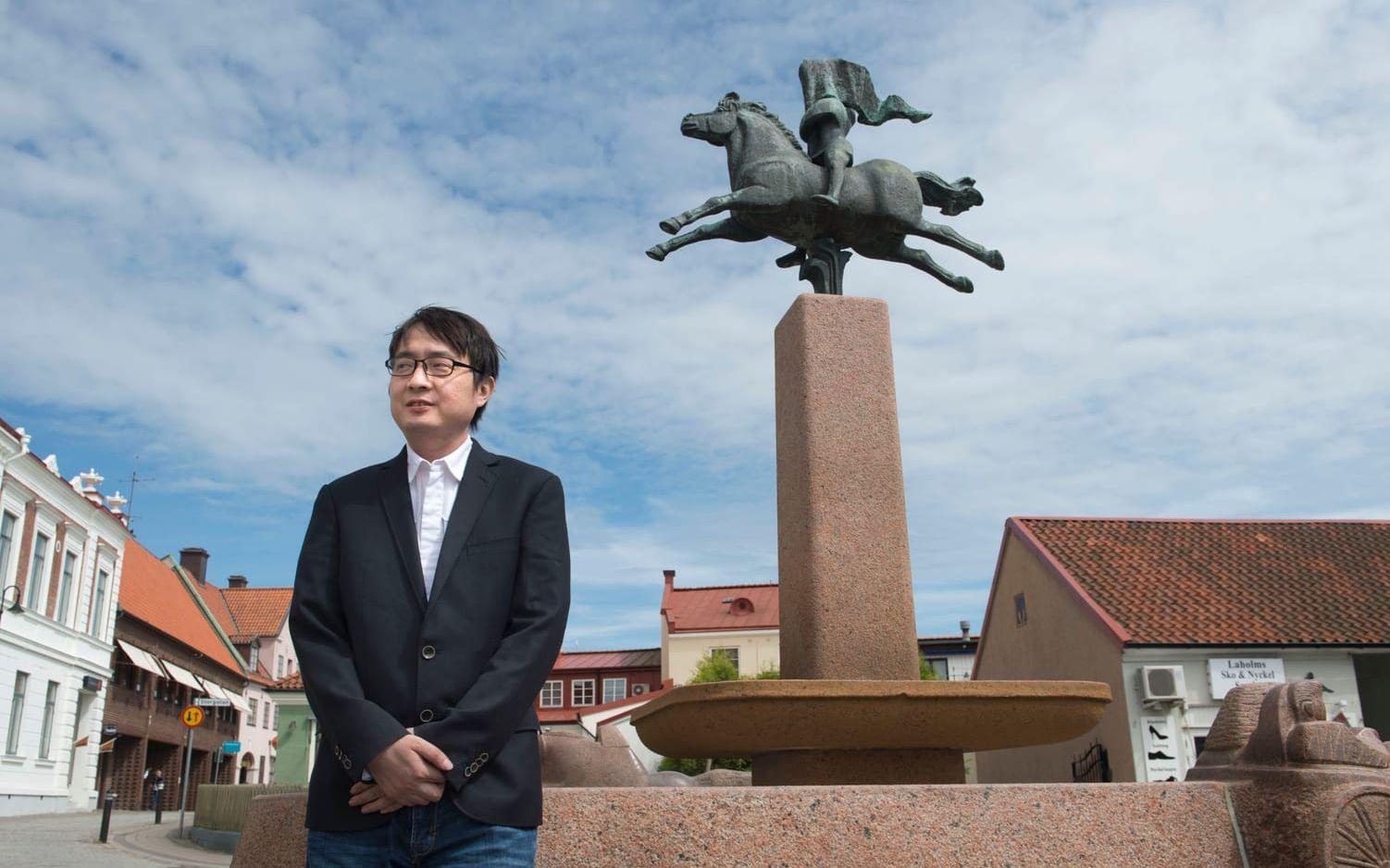 Gästade Laholm. Kinesiske författaren A Yi besökte Laholm som enda svenska stad under sin lanseringsturné i Europa. HP mötte honom inför. Foto: Jari Välitalo.