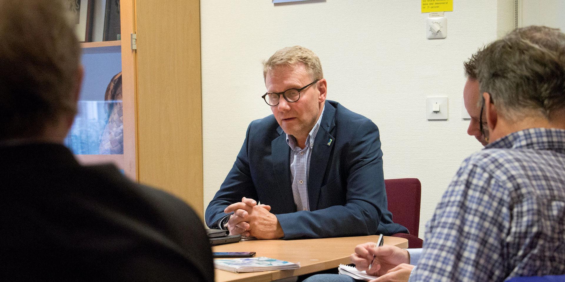 Erling Cronqvist på presskonferensen där man lade korten på bordet om den upphandlingsskandal som han varit med och mörklagt.
