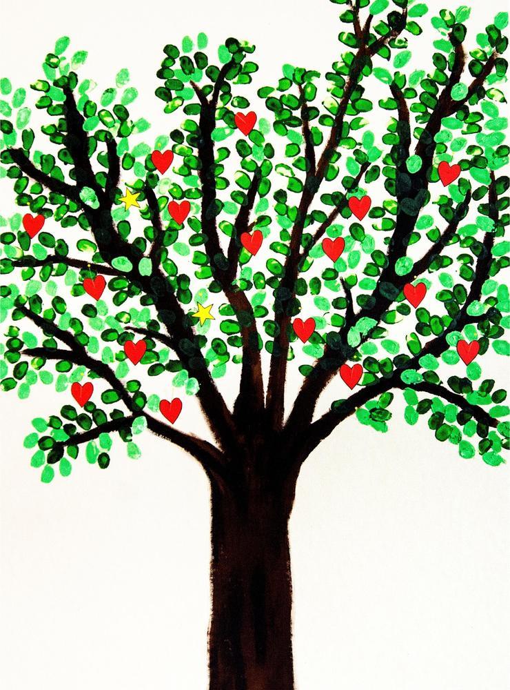 Träd som personalen målat där hjärtan symboliserar dem som tillfrisknat från IVA i Varberg.