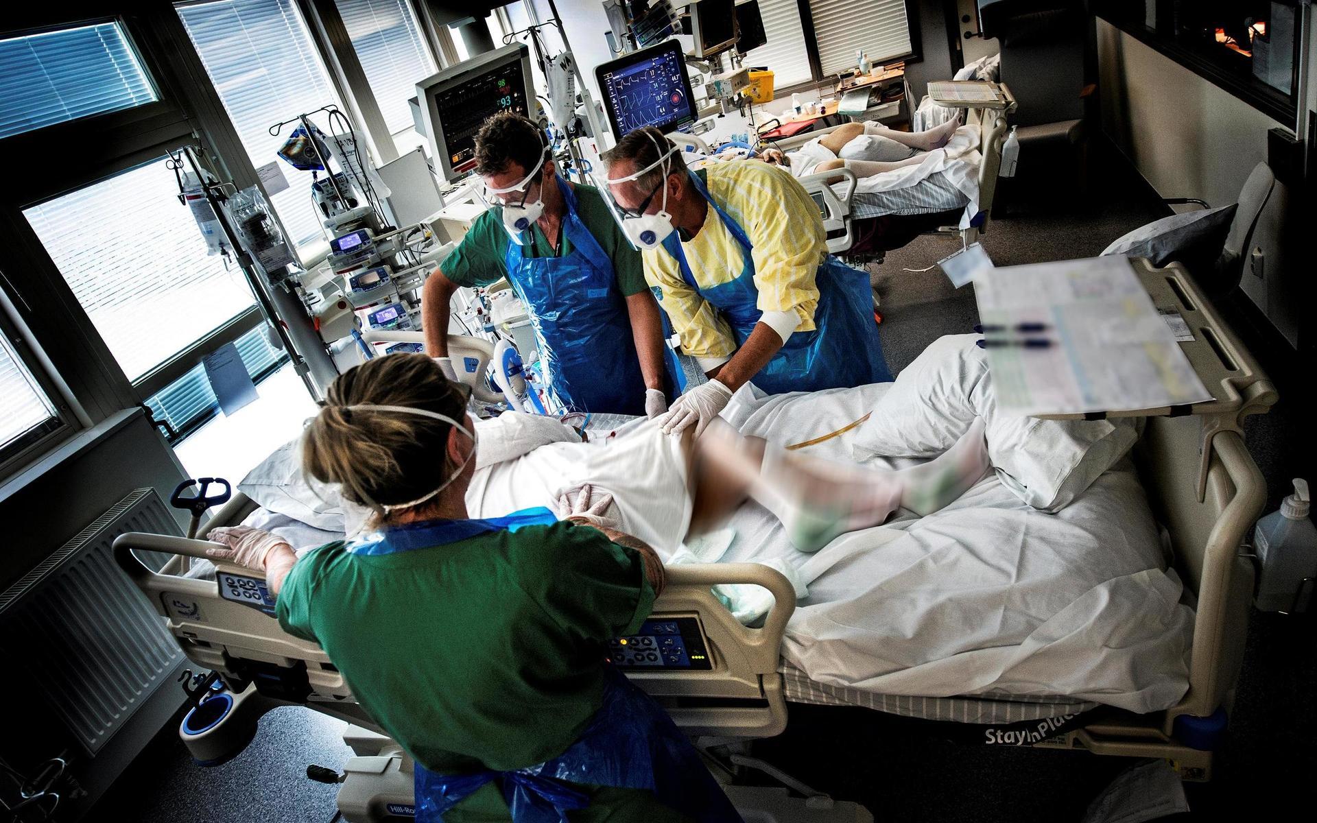 Johanna Bonde, Mats Johag och Leif Kaspersson hjälps åt med att flytta en patient från sido- till ryggläge. För att flytta från mage till rygg krävs fem personal.