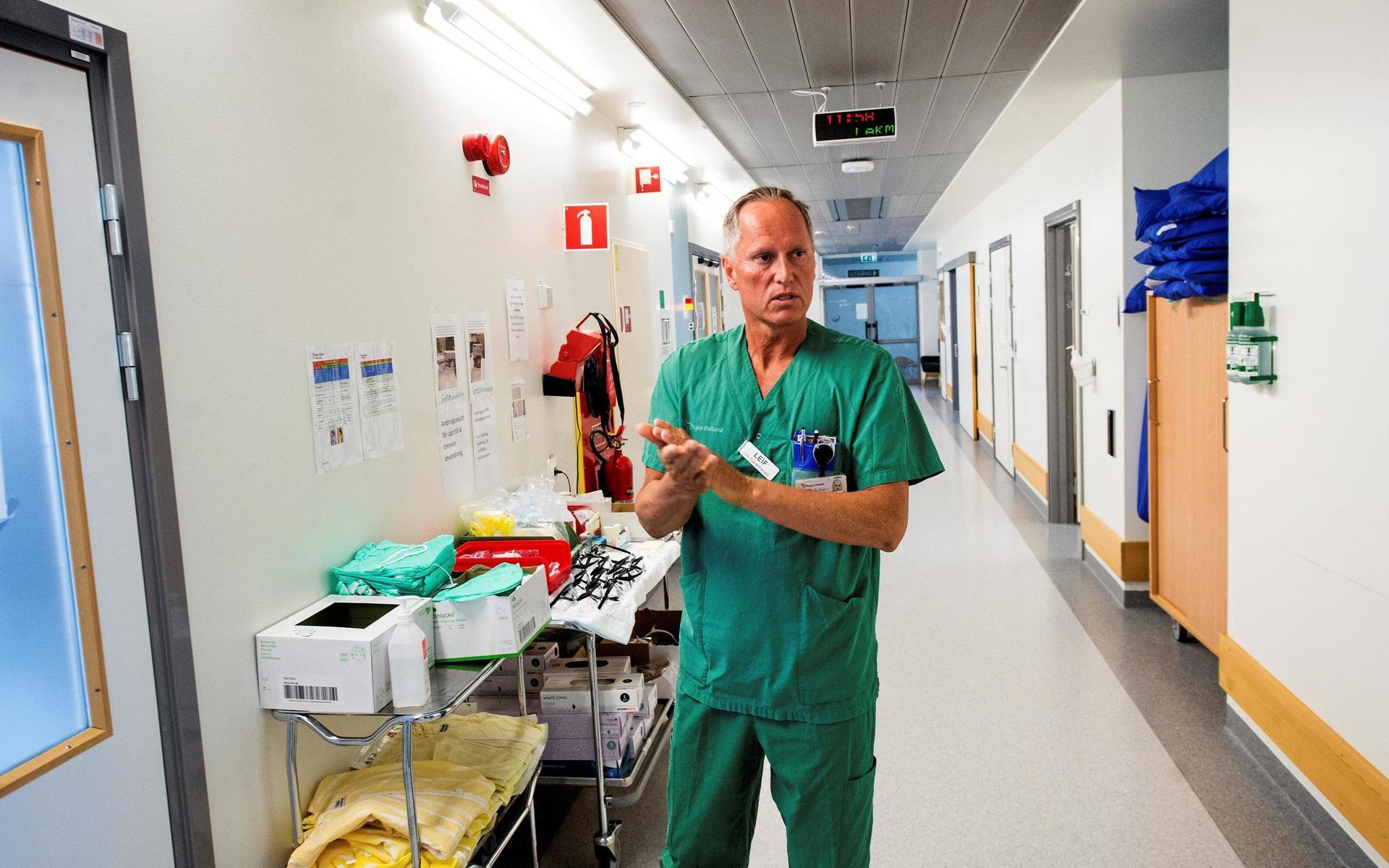 Leif Kaspersson, intensivvårdssjuksköterska, visar hur han förbereder sig inför ett arbetspass.