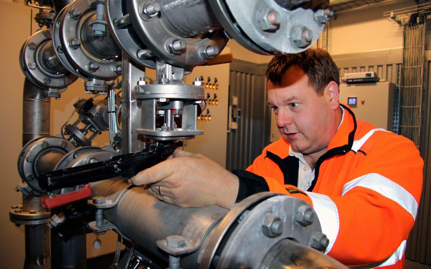Driftingenjör Mattias Andersson kontrollerar att tekniken fungerar vid vattenverken runt om i Hylte kommun. Bild: HP Arkiv