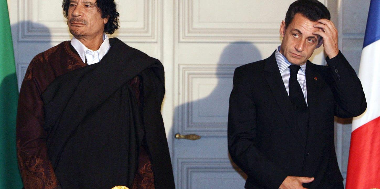 Libyens exdiktator Muammar Gaddafi och Frankrikes tidigare president Nicolas Sarkozy. Arkivbild.