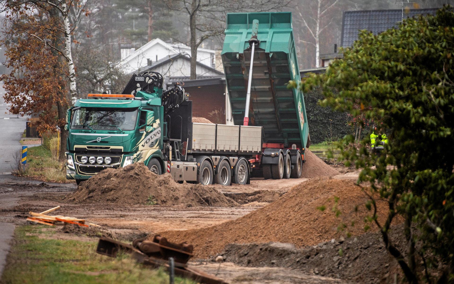 ”De stora lastbilstransporter vi haft med jord till tomterna är nu klara, så det blir inte fler sådana olägenheter på gatan”, säger Mårten Lundqvist.