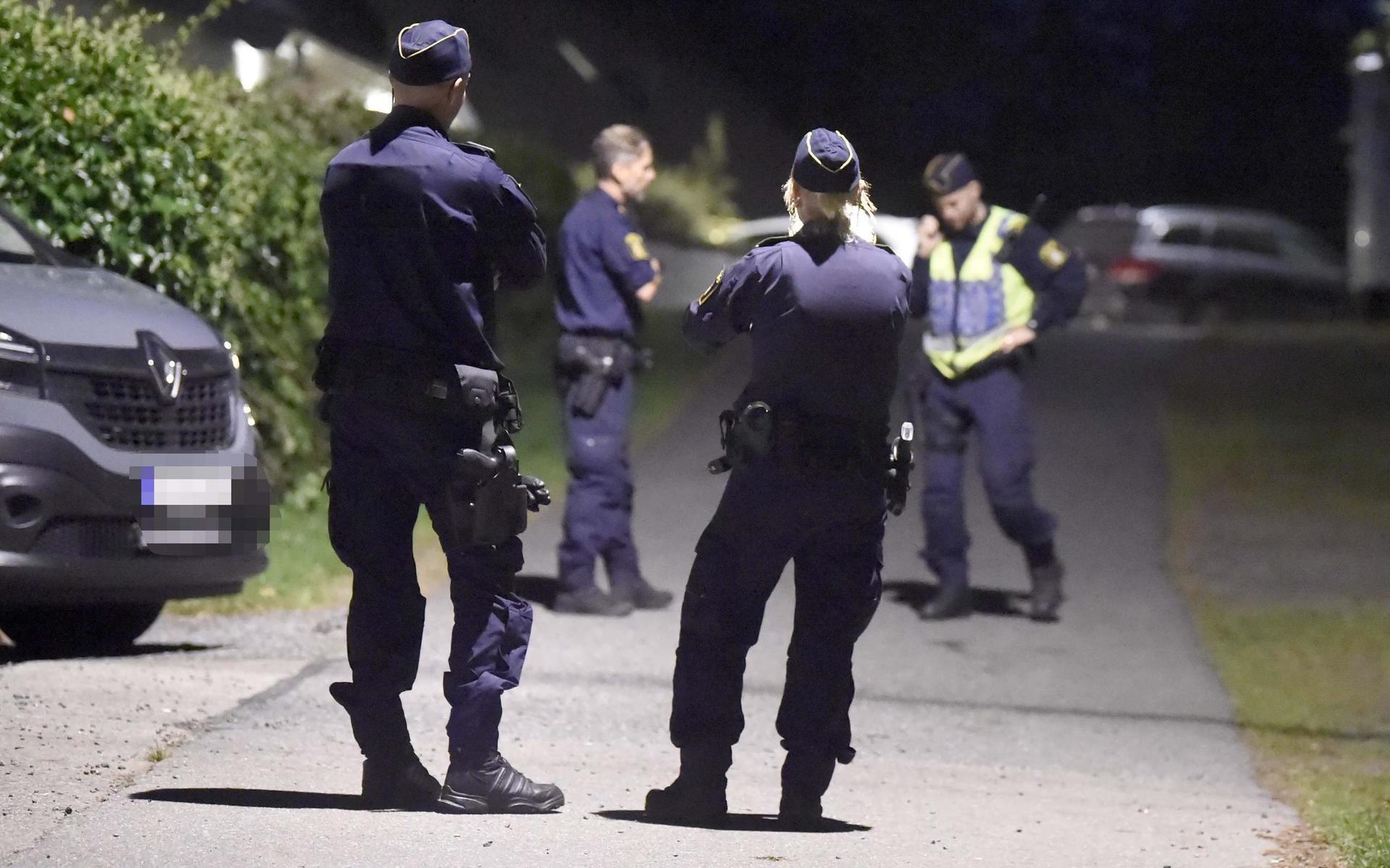 En man har förts till sjukhus efter en skottlossning i Åsa i Kungsbacka kommun.