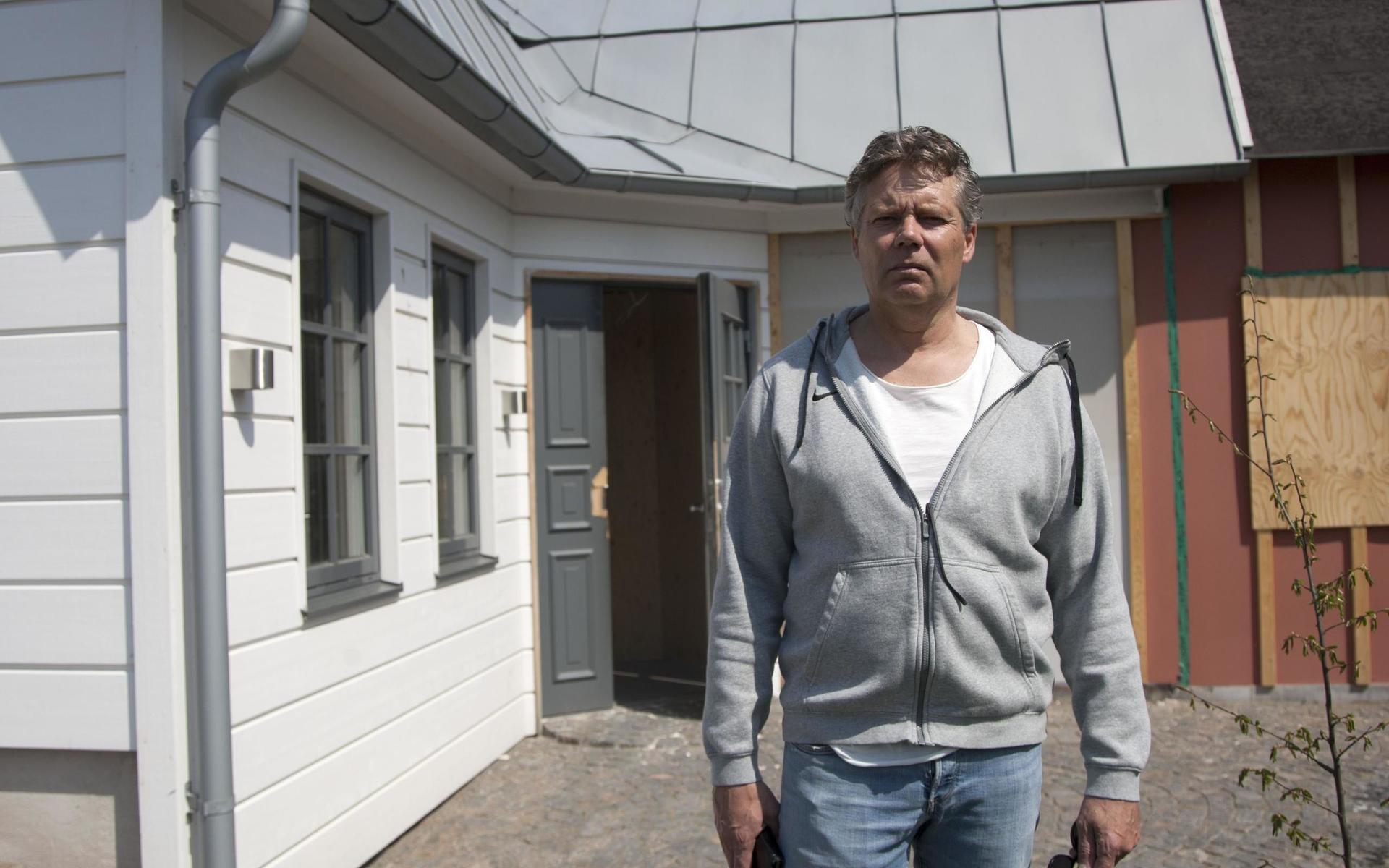 Anders Hagman överväger att sälja det brandskadade huset i befintligt skick. Det gör honom skuldfri, men fortfarande återstår tvisten med försäkringsbolaget – som anklagar honom för att vara mordbrännare.