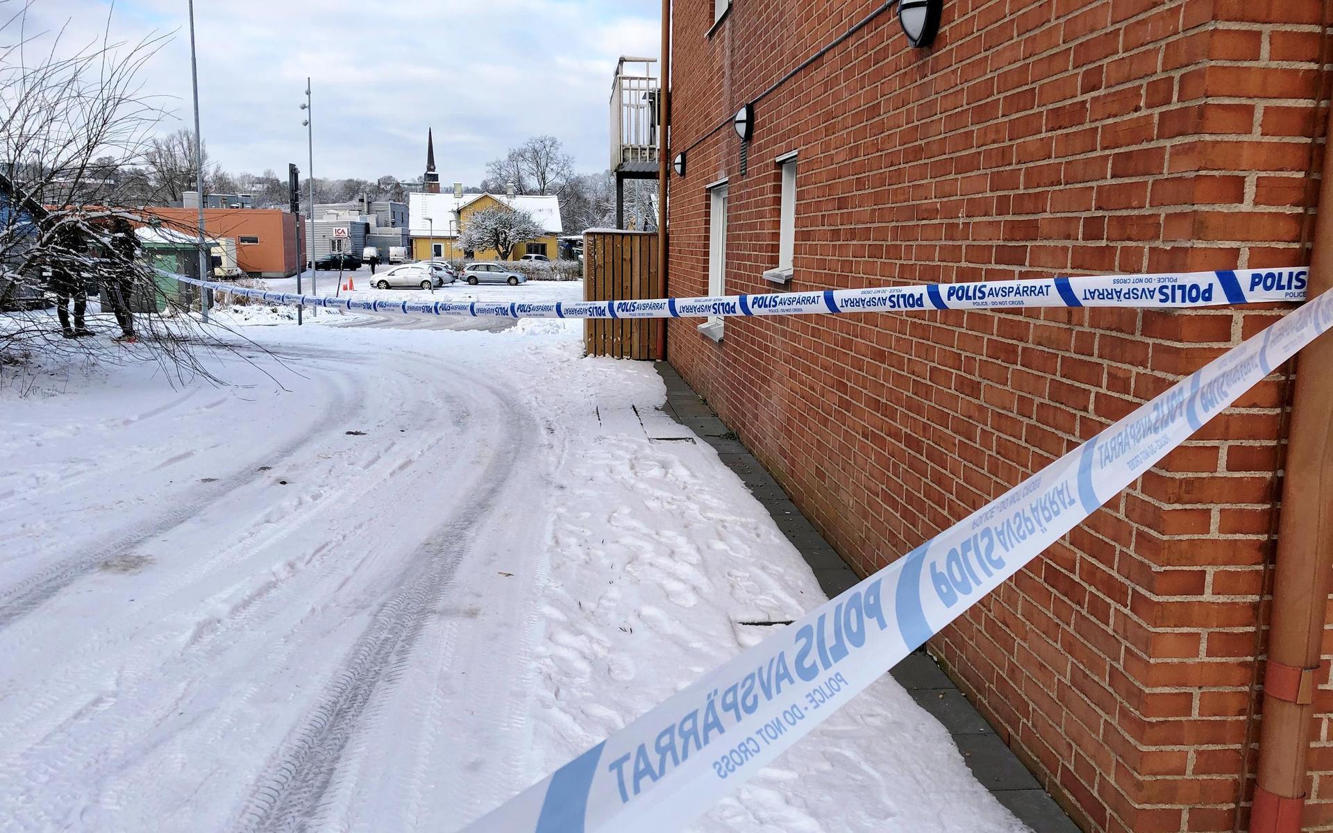 En 45-årig man har hittats död i en lägenhet i central Oskarström. Eftersom det är oklart hur han avlidit utreds dödsfallet som mord.