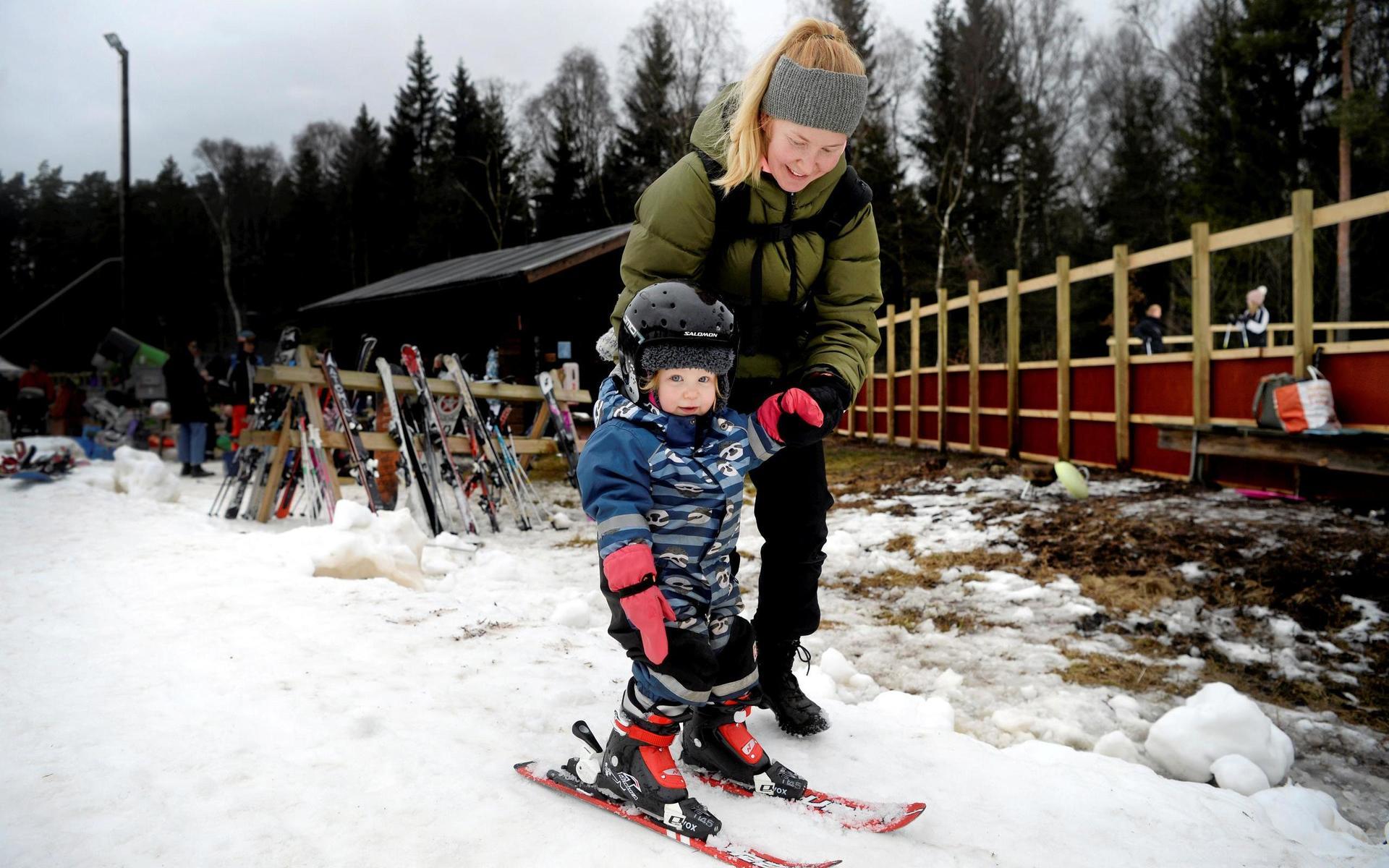 Ilse Thorell hade en egen premiär under dagen och åkte skidor för första gången. Här med coachning från mamma Sara Thorell.