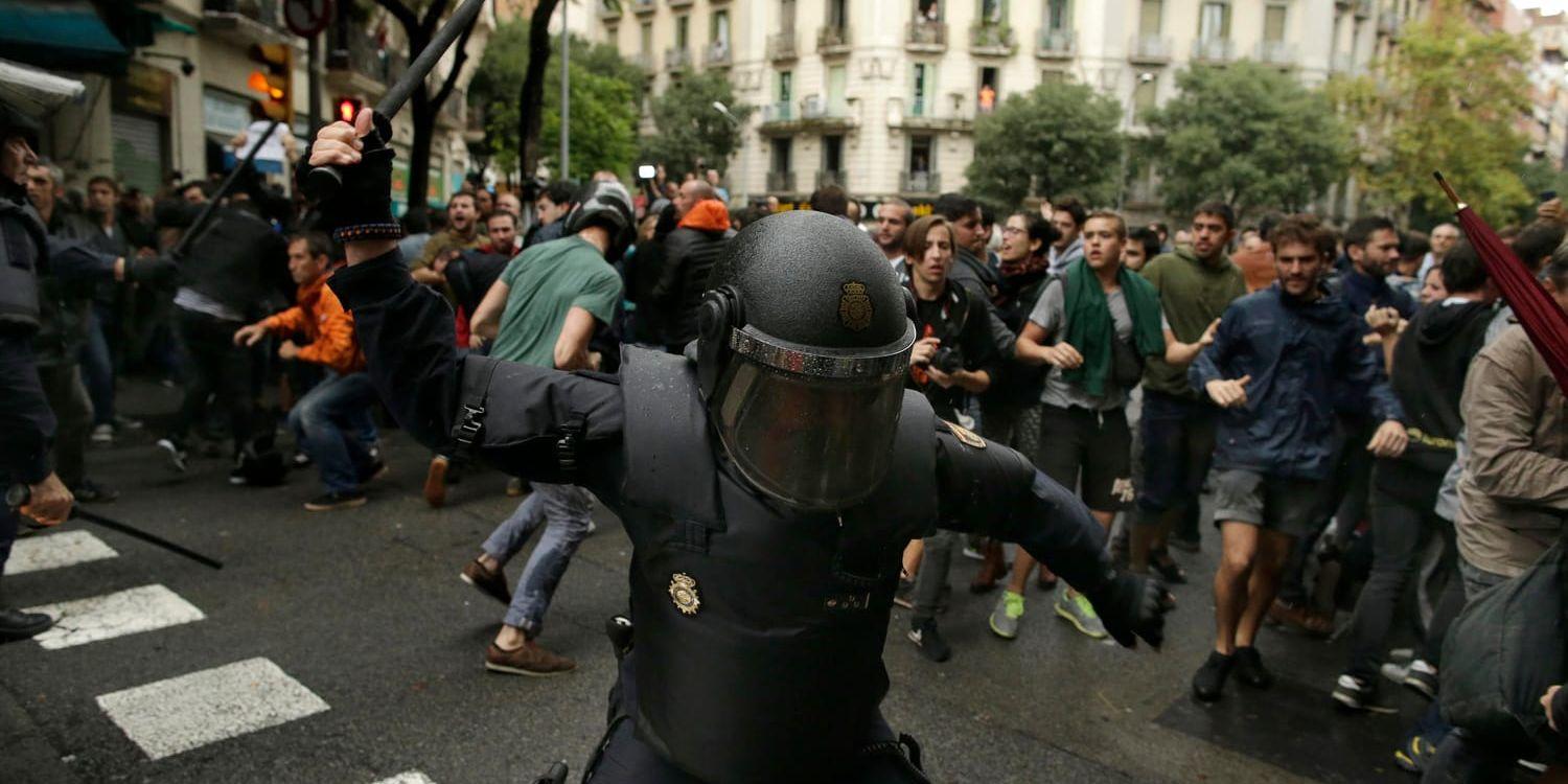 Den spanska polisen tog till våldsamma metoder för att stoppa människor från att rösta i Katalonien. Agerandet har väckt kraftiga reaktioner.