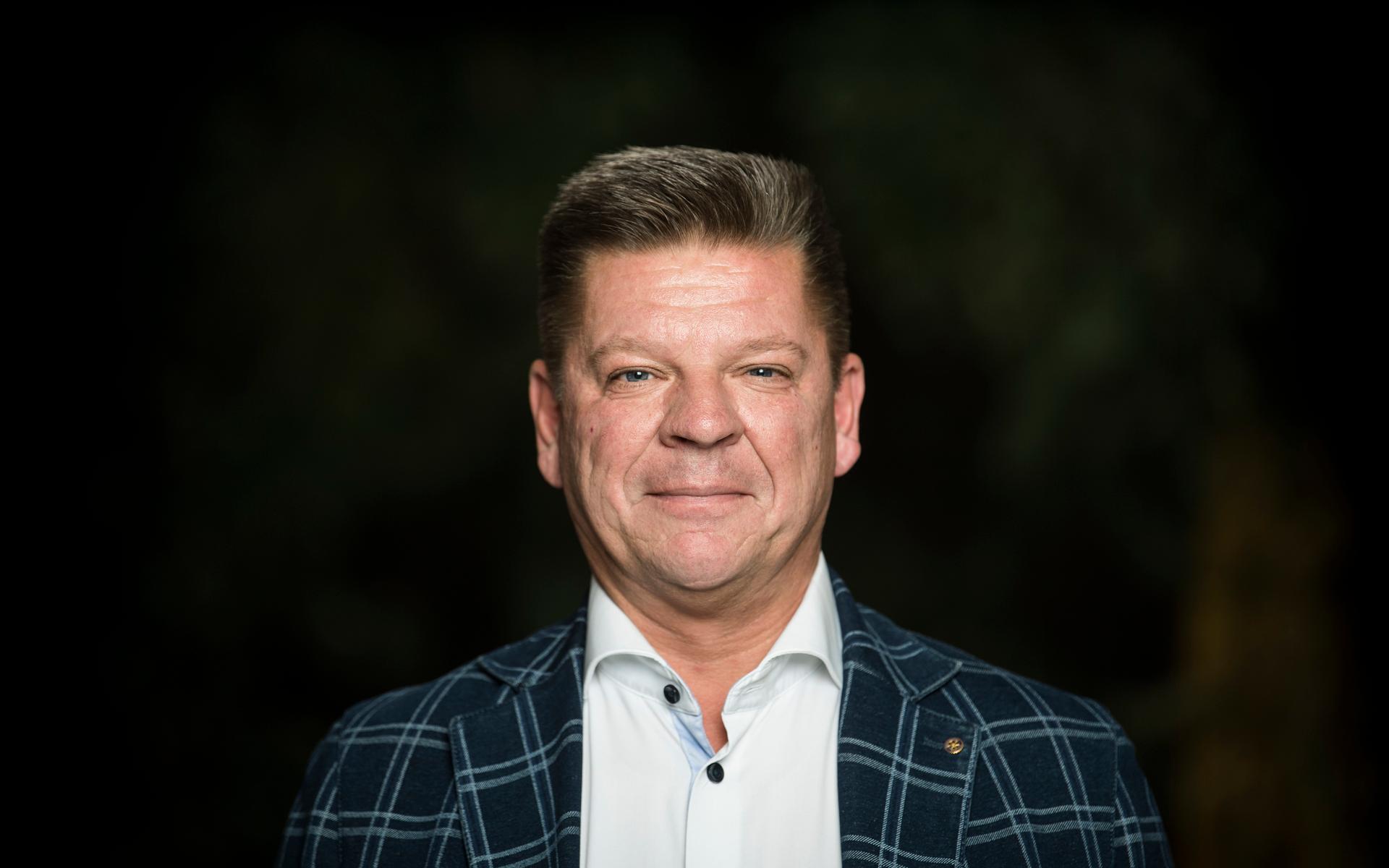 Carl-Johan Berthilsson (M) är ordförande i de kommunala bolagens moderbolag och har pratat om vikten av att HFAB:s avtal ”stannar inom familjen”.