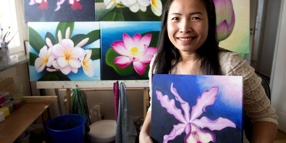Färgprakt. Hongyok Ploy Thammano älskar att måla och drömmer om att kunna ägna ännu mer tid åt sitt skapande. Från och med i lördags och tre veckor framåt ställer hon ut sina akrylmålningar på Vallås bibliotek.
