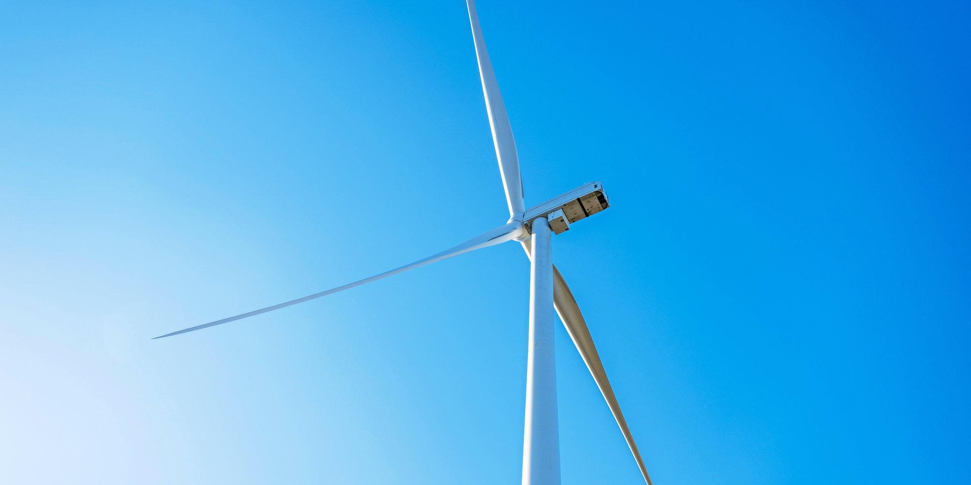 Pengamaskin. Hallands kommunpolitiker vill att vindkraftverkens fastighetsskatt ska överföras till kommunerna där vindsnurrorna byggs.