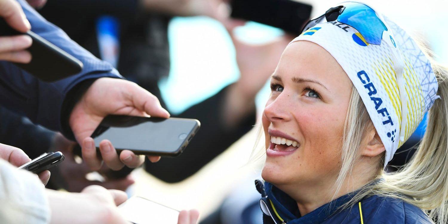 Frida Karlsson fick svara på många frågor efter sitt VM-silver på 10 kilometer klassiskt.
