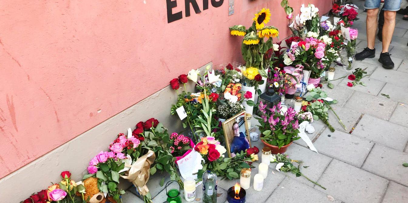 Blommor, ljus och hyllningar vid den plats där Eric Torell blev dödad av polisen.