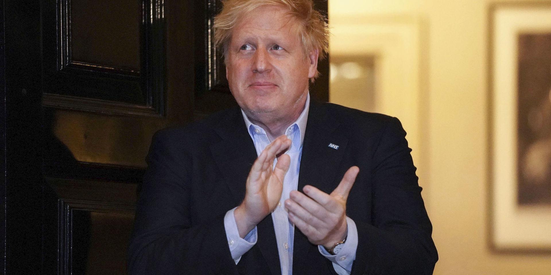 Storbritanniens premiärminister Boris Johnson applåderar utanför 11 Downing Street för att hylla sjukvårdsarbetarna som kämpar mot coronaviruset. Bilden är från i torsdags. 