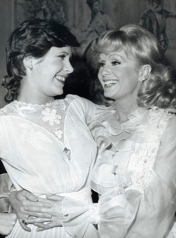 "Jag anser mig i princip vara gatusmart. Problemet är att gatan är Rodeo Drive." ― Twitter. Carrie Fisher växte upp i en Hollywoodfamilj, som dotter till skådespelerskan Debbie Reynolds och sångaren Eddie Fisher.