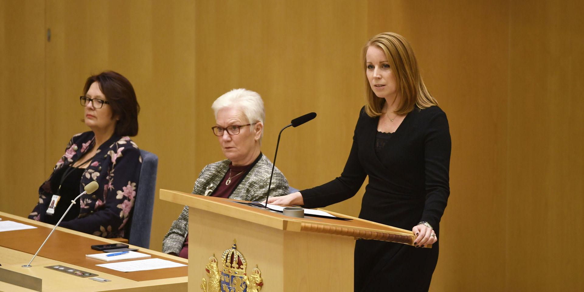 Centerledaren Annie Lööf redogör i riksdagens kammare varför hennes parti röstar nej till Ulf Kristersson som statsminister.