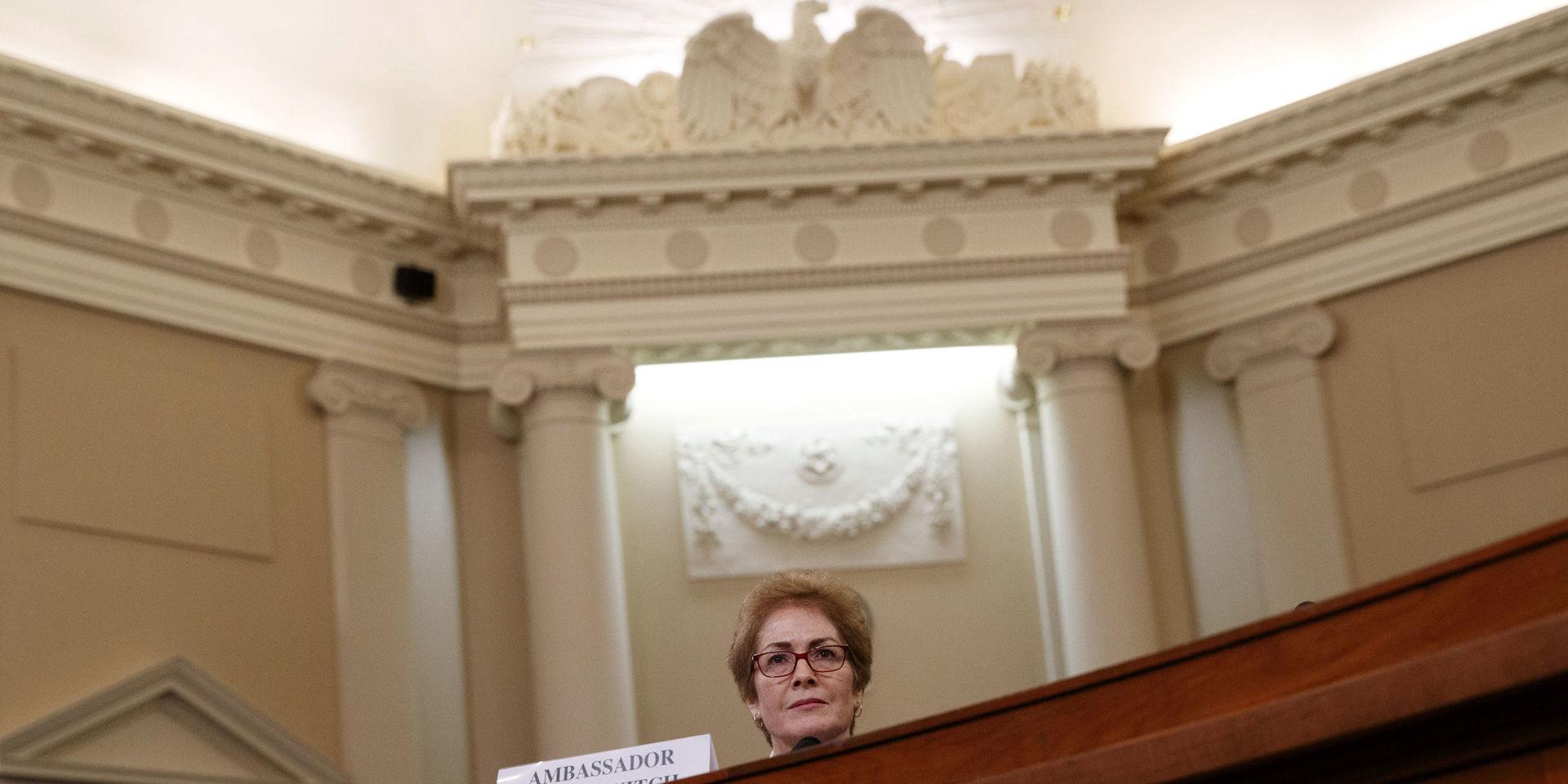 USA:s tidigare Ukrainaambassadör Marie Yovanovitch har kommit att spela en central roll i riksrättsprocessen mot Donald Trump. Här vittnar hon i representanthuset den 15 november. Arkivbild.