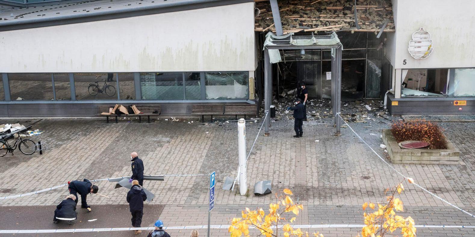 Polisens kriminaltekniker vid den sprängda entrén till polishuset i Helsingborg. Arkivbild.
